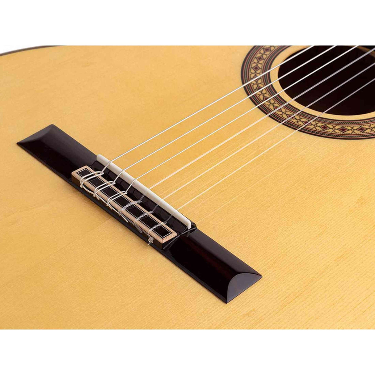 Salvador Cortez CS-65 – Klassieke gitaar met massief spruce bovenblad en gevlamd esdoorn zij- en achterkant