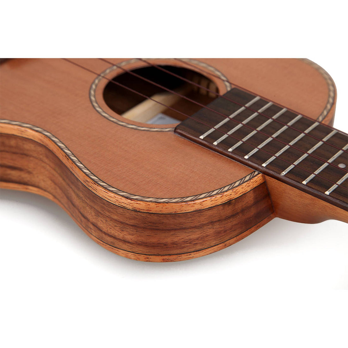 TOM 790 Thinline Concert Ukelele met Massief Red Cedar Bovenblad en Luxe Hoes