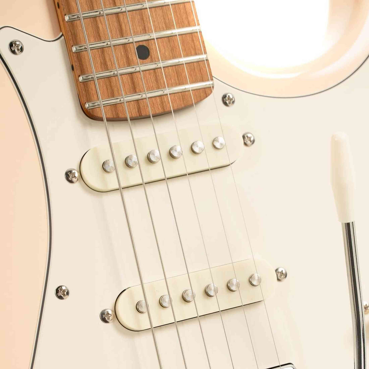 Cort G200SE ACR Elektrische Gitaar HSS Populier Roasted Maple Neck Antique Cream met Tremolo