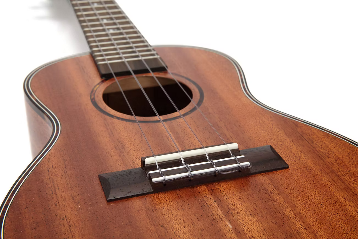 TOM 200 Concert Ukulele Massief Mahonie met Rosewood en Luxe Hoes