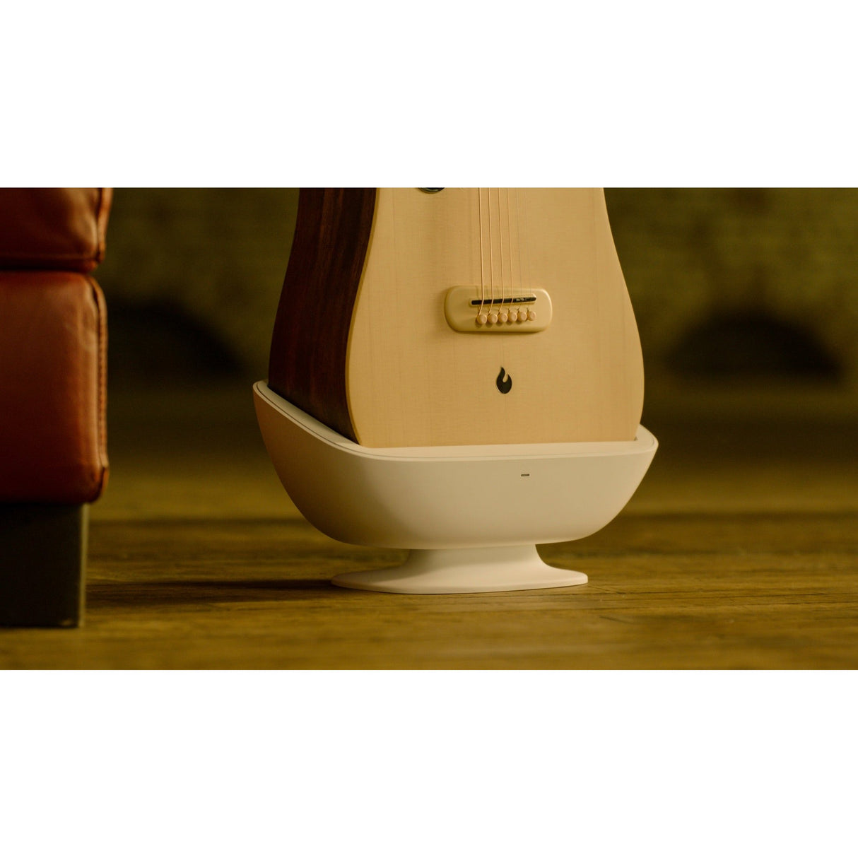 LAVA Space Charging Dock voor LAVA ME Spruce 36 inch, draadloos oplaadstation en gitaarstandaard, Space White