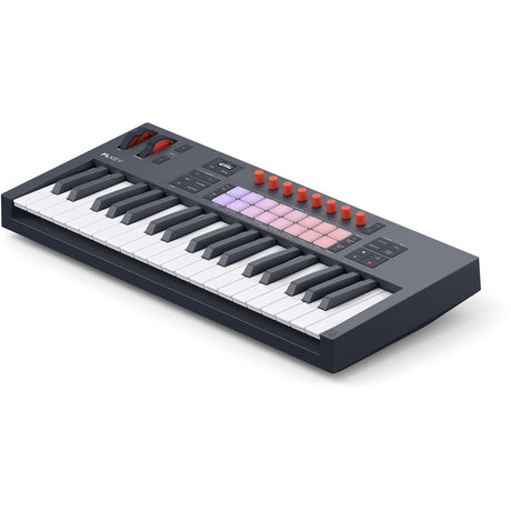 Novation FLkey2 37 master keyboard met 37 toetsen, 16 pads en OLED display