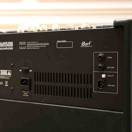 Cort CM150B Basgitaarversterker 150W met 12 inch Speaker, XLR Out en Effects Loop