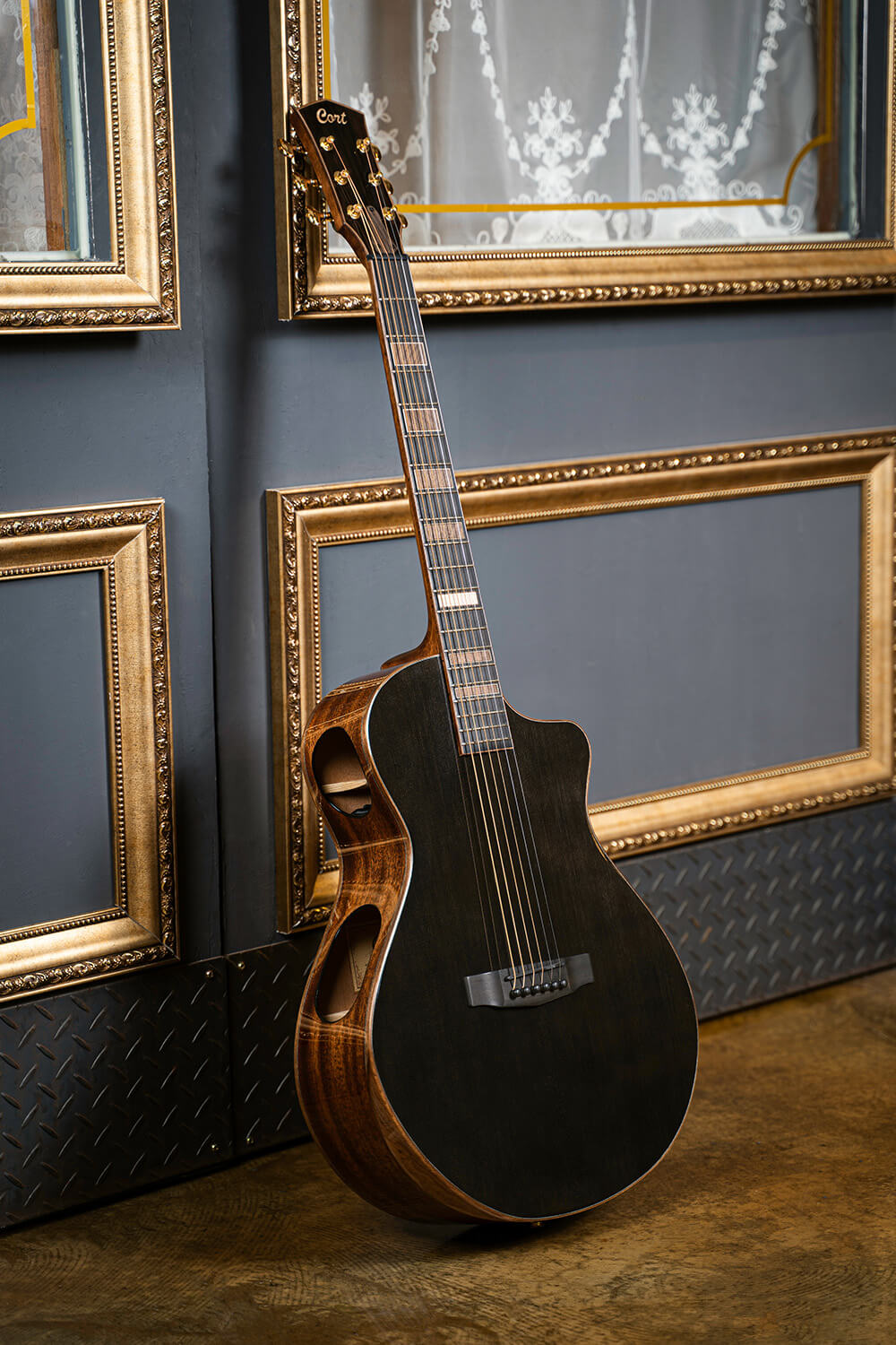 Cort Modern Black Masterpiece – Massieve Europese Spar, Mahonie & Dual Sound Ports